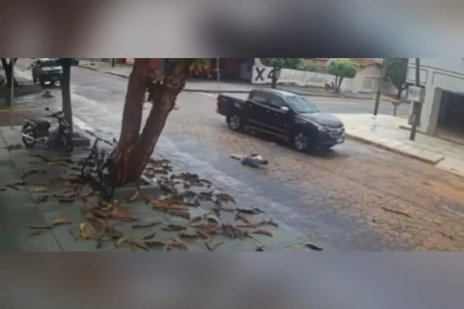 Acidente entre bicicleta e caminhonete em Itapaci, Goiás