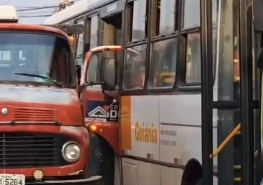 Acidente entre caminhão e ônibus do transporte coletivo em Goiânia