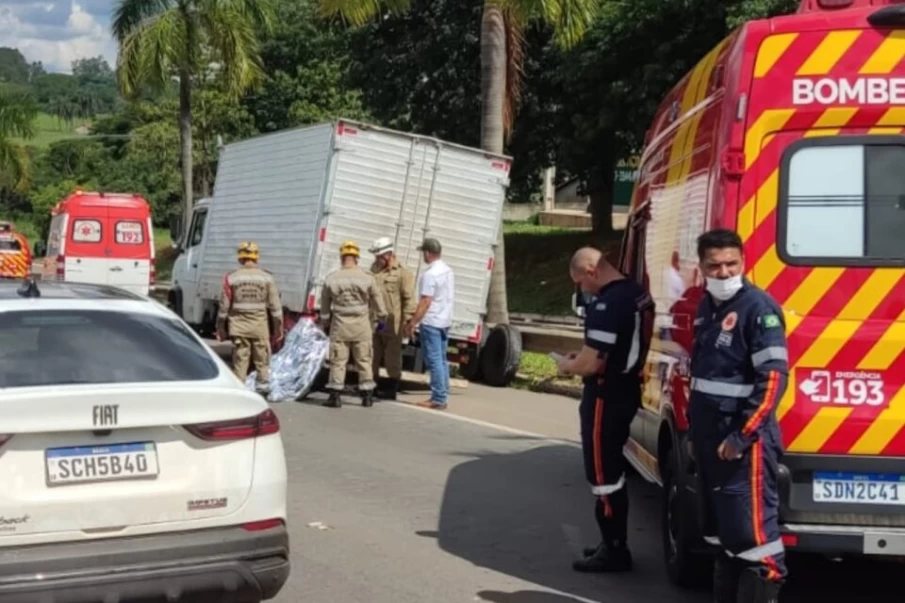 Acidente entre motocicleta e caminhão parado na GO-060, em Trindade, Goiás