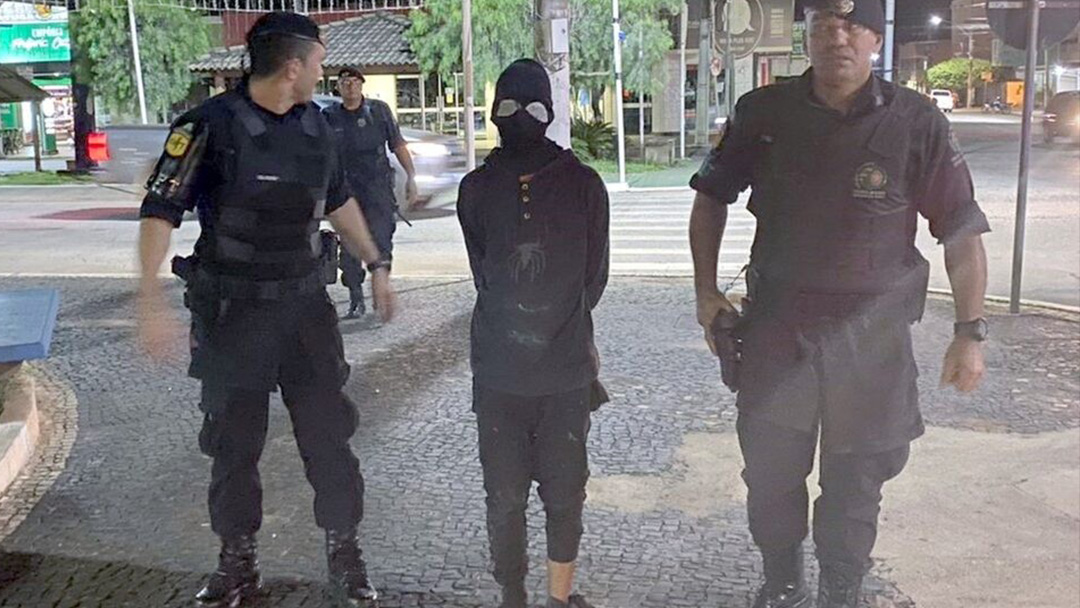 Adolescente sendo encaminhado para a DEPAI