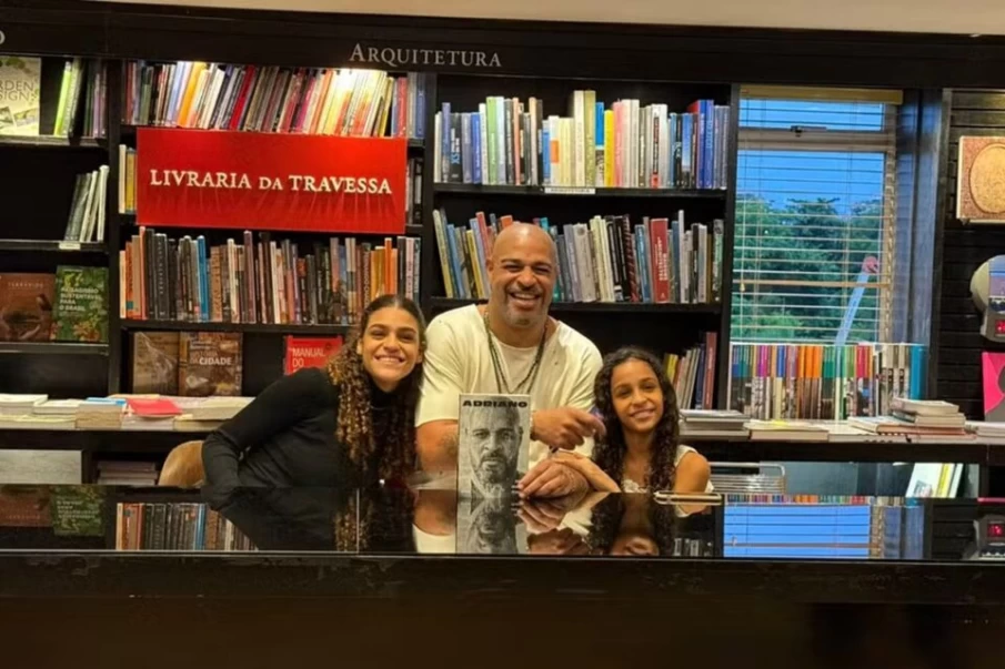 https://www.cdn.goiascapital.com/images/Adriano Imperador e suas filhas em lançamento do seu livro.