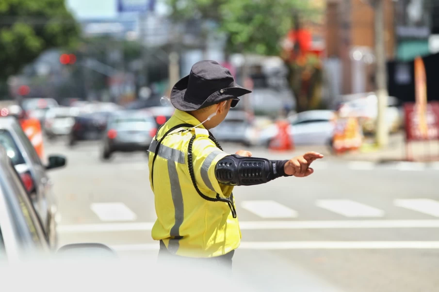 Agente da SMM orientando os motoristas