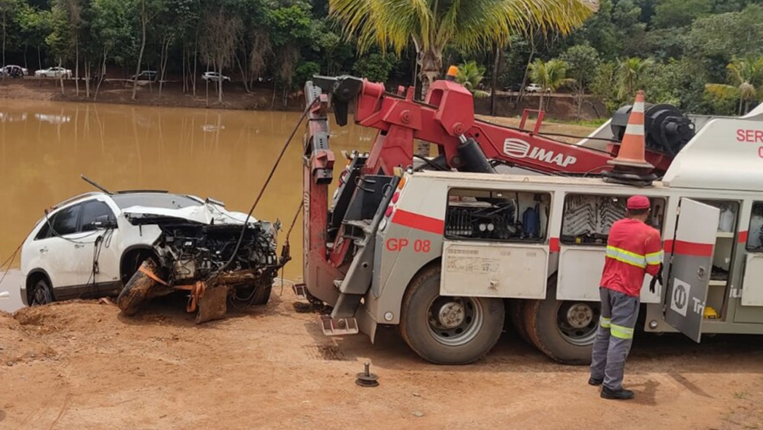 Bombeiros resgatam carro