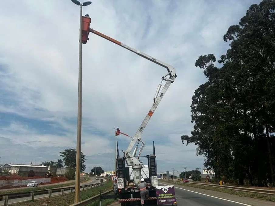 BR-153 já recebendo a nova iluminação