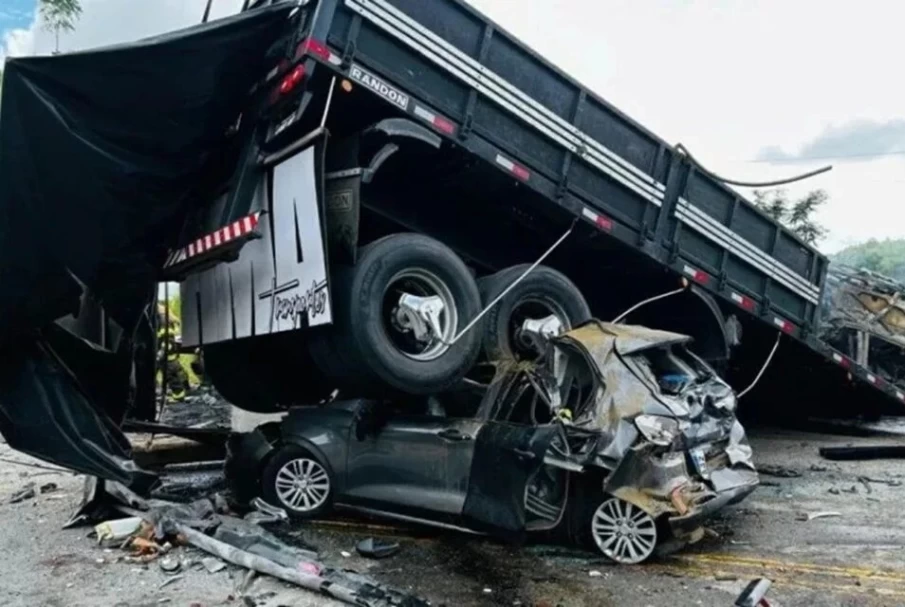 Carreta "engole" carro e atinge ônibus; desastre deixou pelo menos 26 mortos