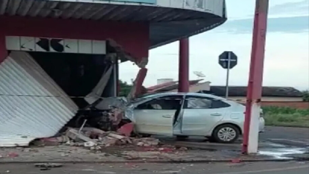 Carro que invadiu igreja