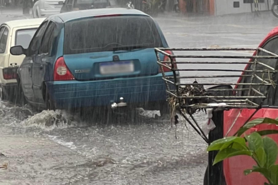 Chuva provoca alagamentos em Goiânia