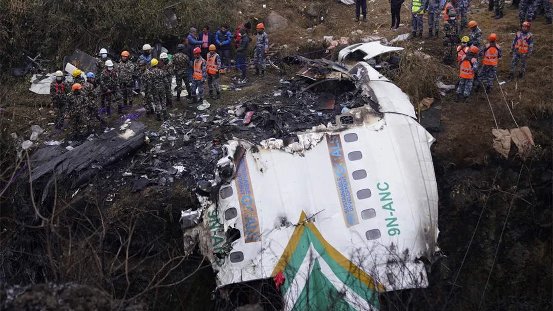 Destroços do avião em Nepal