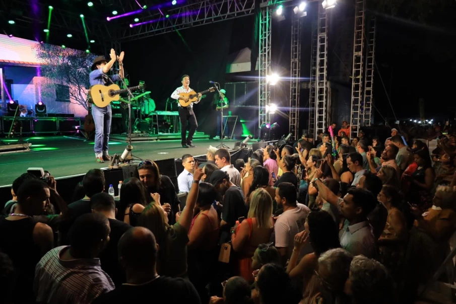 Dupla Di Paulo e Paulino em show na capital