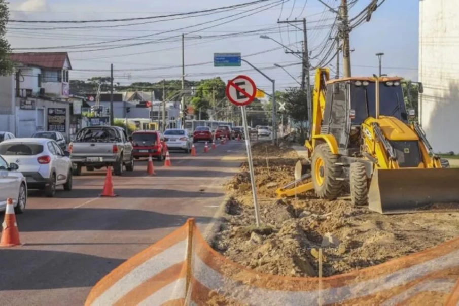 Empresa é autuada por bloqueio irregular de via em Goiânia (Foto: Reprodução)