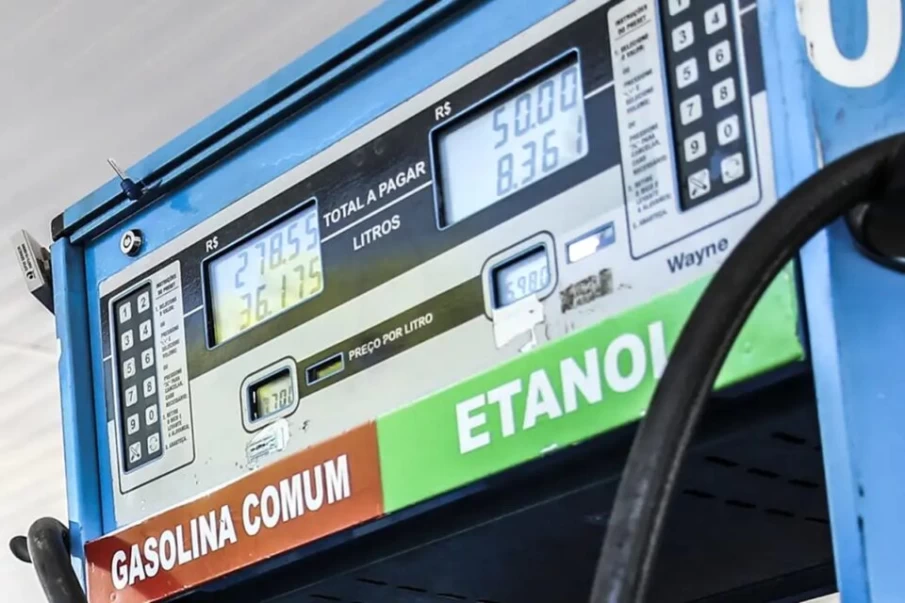 Gasolina aumenta R$ 0,01 e etanol mantém preço em outubro em Goiás