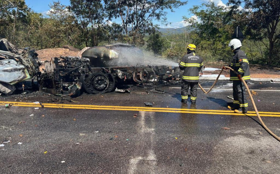 Imagem da carreta que pegou fogo