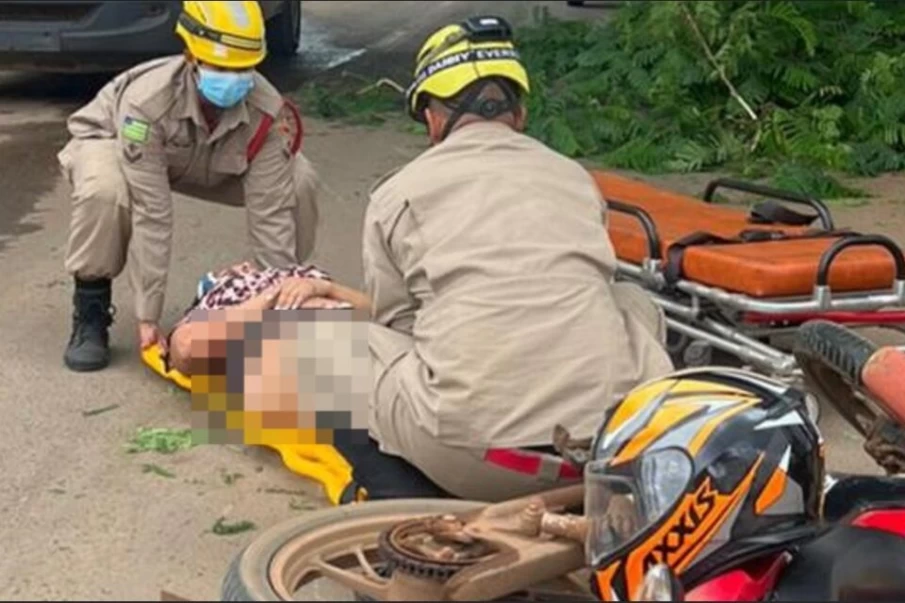 Imagem do motociclista sendo resgatado