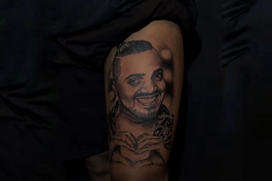 Influenciador viraliza com tatuagem de famosos pelo corpo