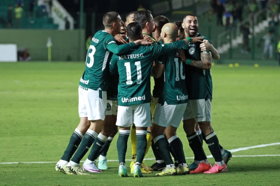 https://www.cdn.goiascapital.com/images/Jogadores do Goiás durante jogo.