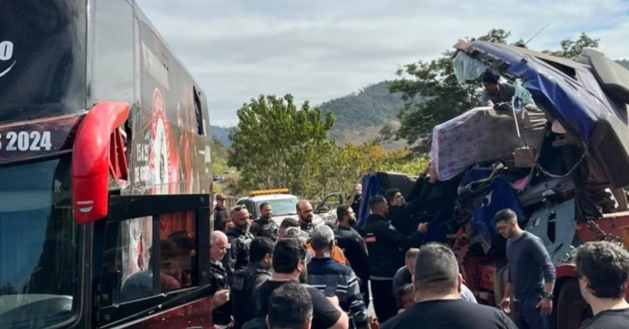 O ônibus bateu na laterla de