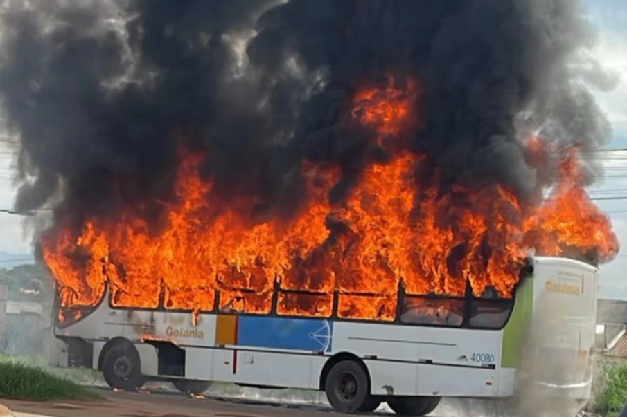 Ônibus do transporte coletivo pega fogo em Senador Canedo