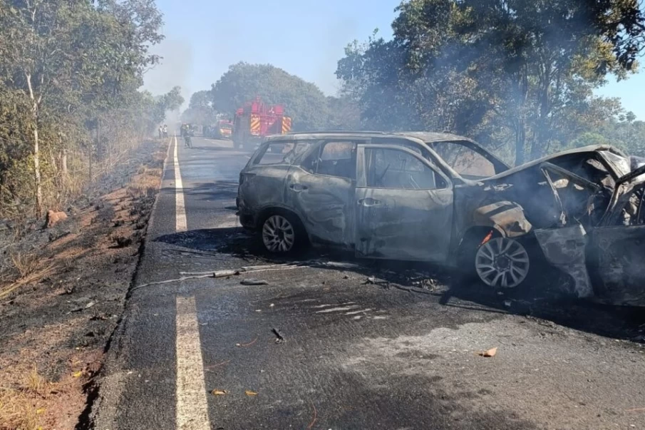 Os carros ficaram destruídos