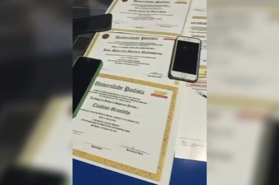 PM prende suspeito de falsificar diplomas de faculdade por até R$ 600