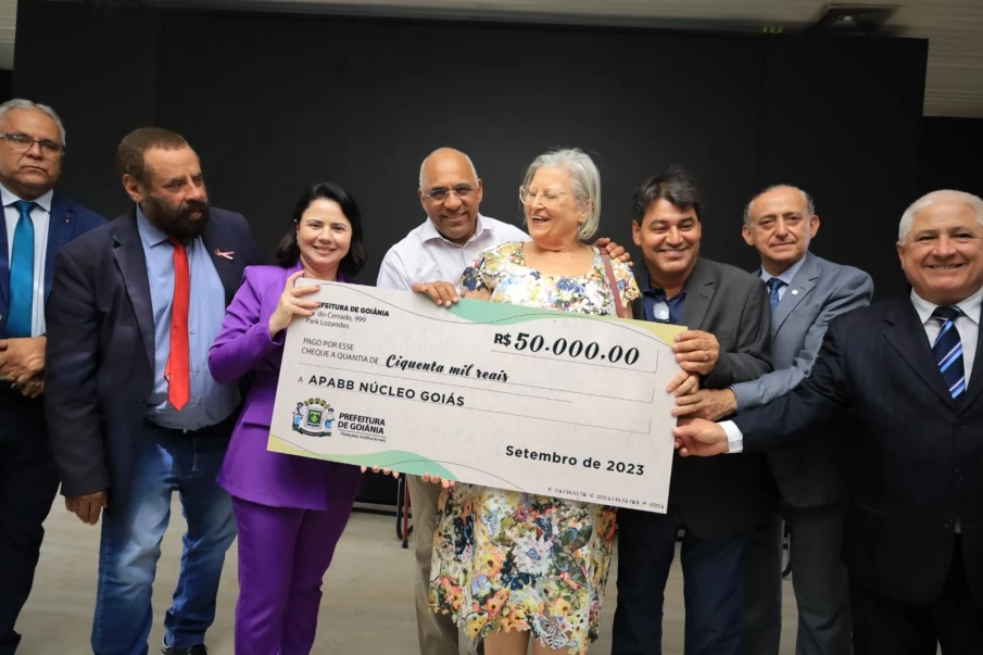 Prefeito Rogério Cruz fazendo a entrega do cheque