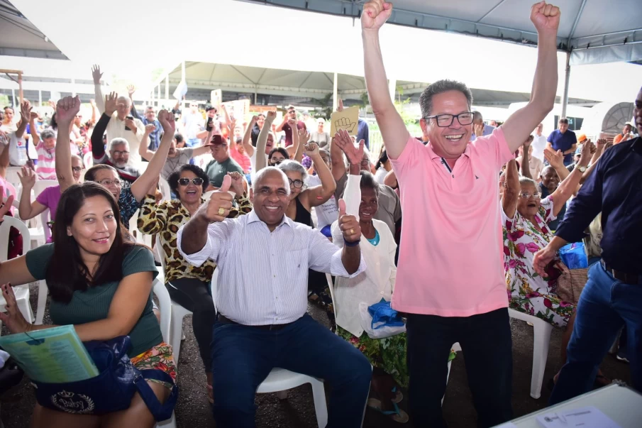 Prefeito Rogério junto com os moradores