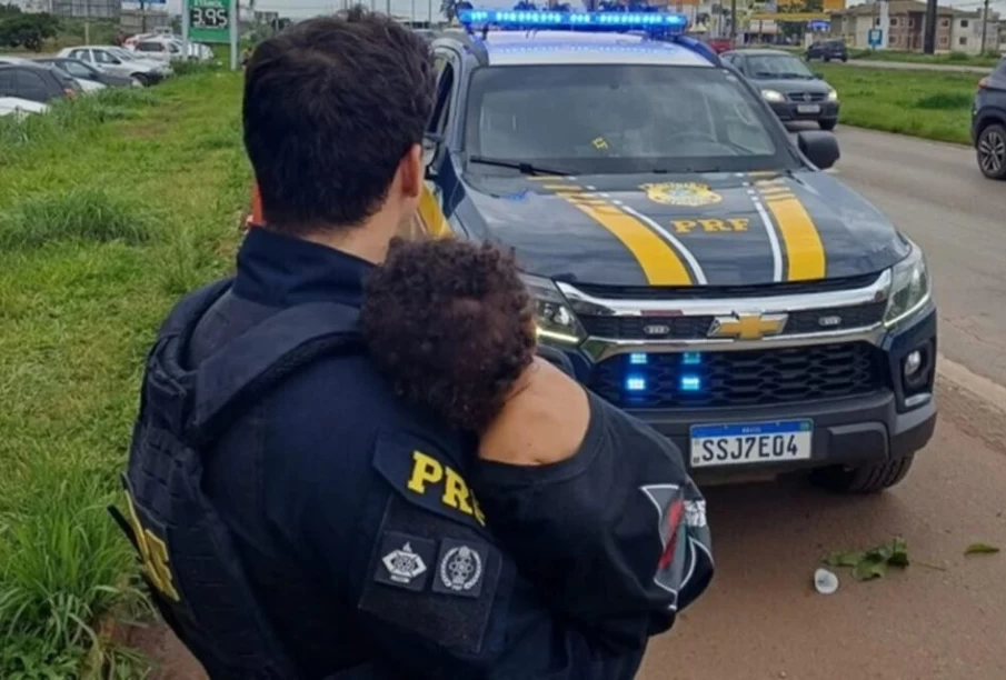 PRF resgata mulher em surto psicótico com bebê de colo na BR-040, em Goiás