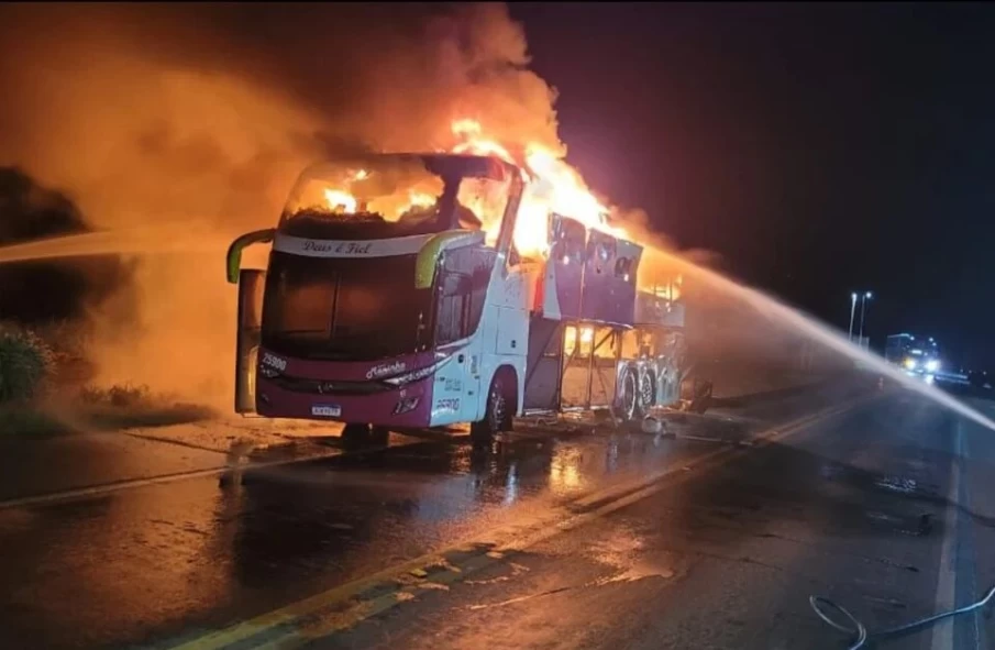 Problemas mecânicos causam incêndio em ônibus na BR-020