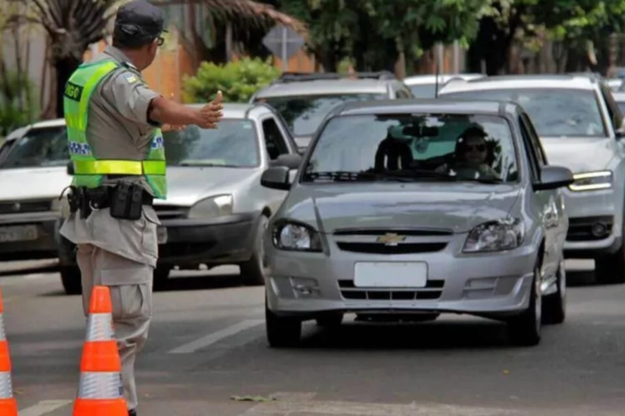 Projeto de lei quer permitir pagamento de débitos durante abordagem em blitz