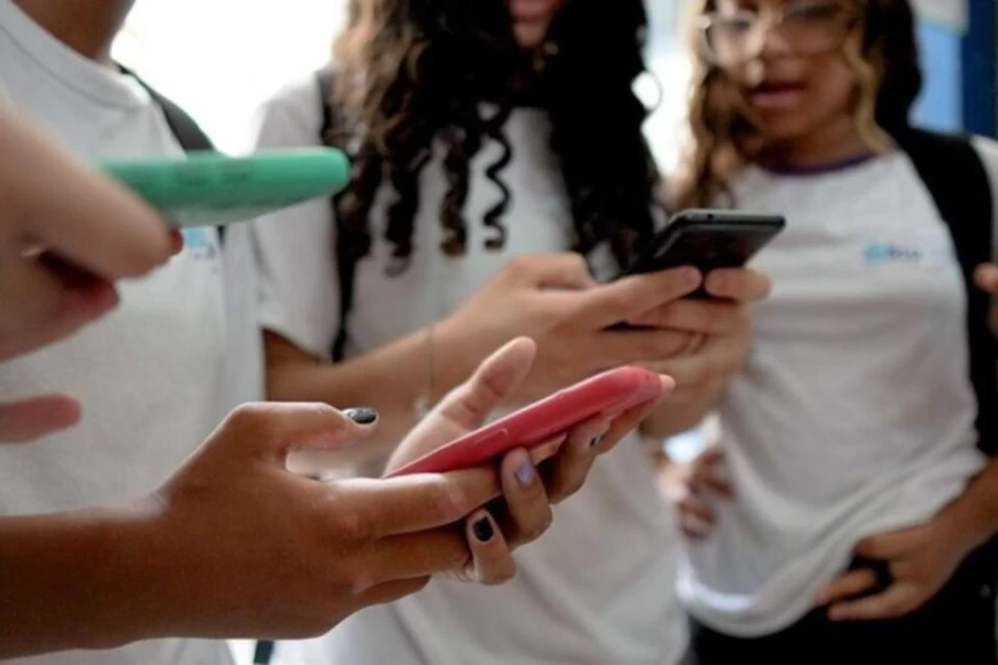 Projeto pode banir celulares de escolas em Goiânia