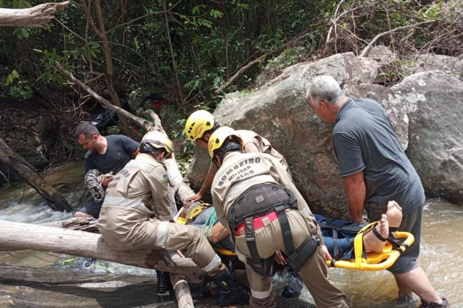 Proprietário de fazenda sofre queda em cachoeira e é resgatado