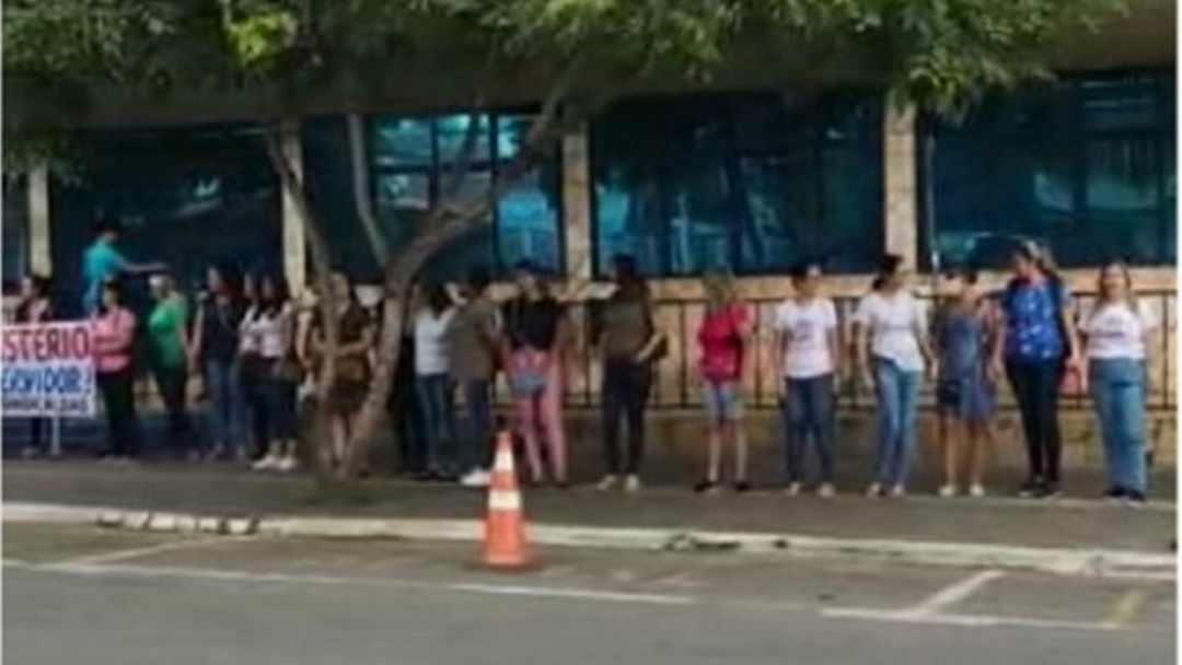 Protesto de professores e enfermeiros em Caldas Novas 