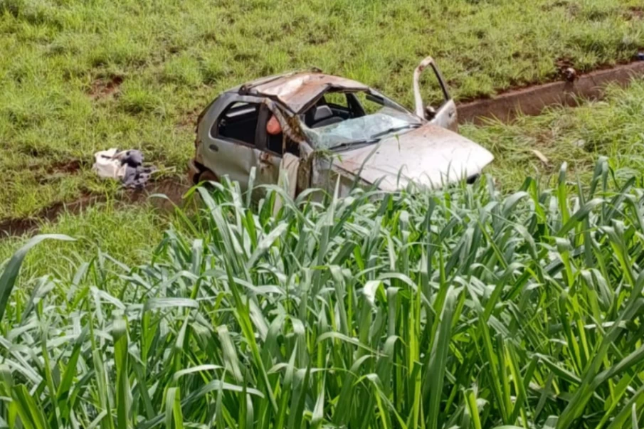 Rio Verde: carro com 7 pessoas capota e arremessa crianças na BR-452