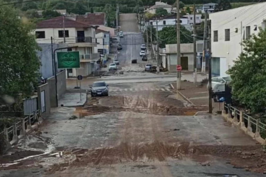 Rua ficou com asfalto danificado após enchente