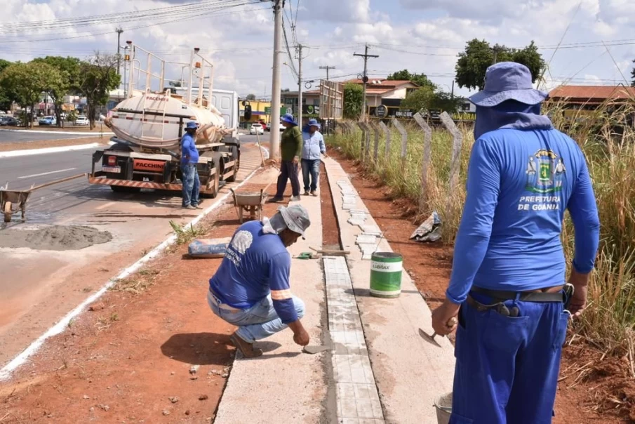 Trabalhadores finalizando a calçada