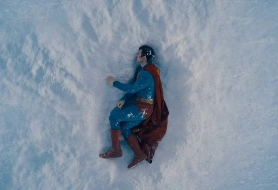 Trailer mostra Superman ensanguentado na neve