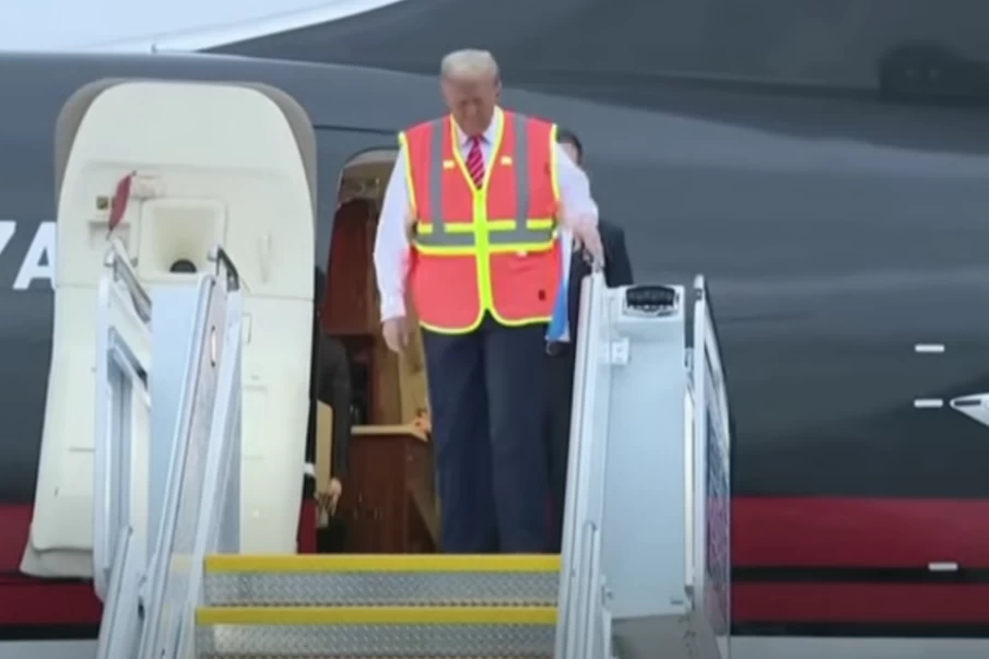 Trump vestido de gari após gafe de Biden (Foto: Reprodução)