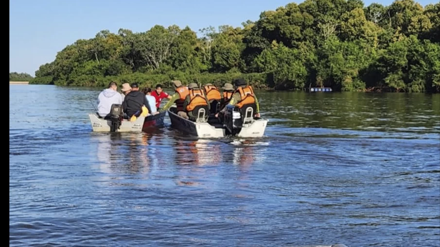 Turiostas sendo conduzidos para a margens do Araguia