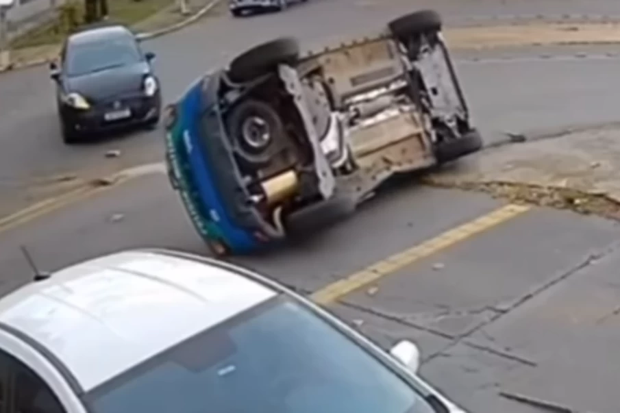 Viatura da PM capota ao se envolver em acidente em Goiânia (Foto: Reprodução)